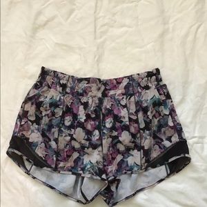Lululemon Hotty Hot shorts size 6 Tall floral